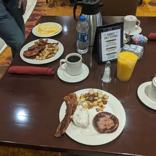 Plenty of breakfast choices from made to order eggs to biscuits and gravy. Ham, bacon potatoes and plenty of bread and bakery choices