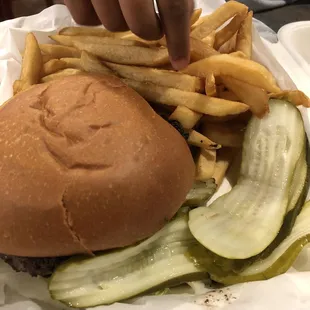 Burger extra extra pickles