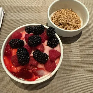 Yogurt, fruit and granola