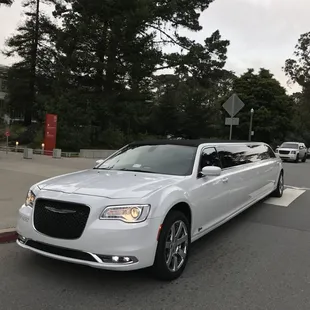 Tuxedo White Chrysler 300, up to 10 passengers