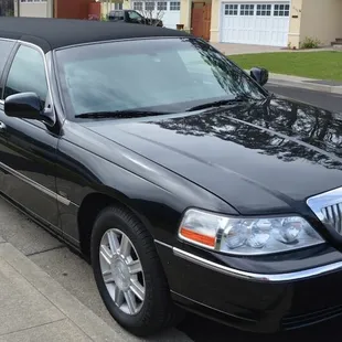 Lincoln Town Car Stretch Limo up to 8 passengers