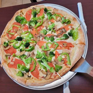 Veggie pizza, medium. Very good. We two could not finish it; should have gotten a small.