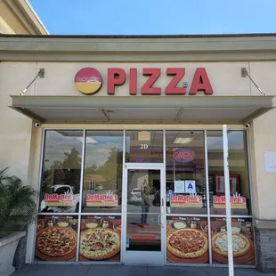 the front of a pizza restaurant