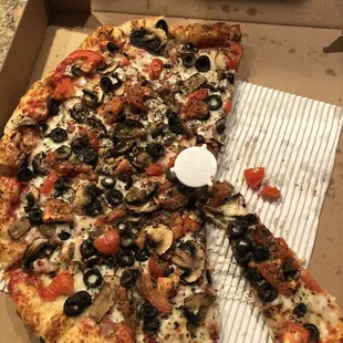 Hand tossed veggie with mushroom, olive, fresh tomatoes and basil.