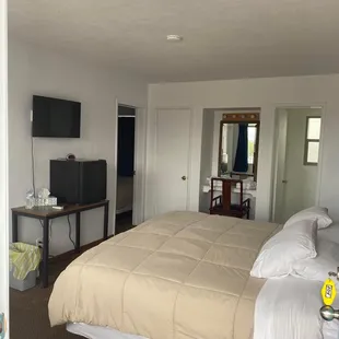 Double room with a queen and king bed.