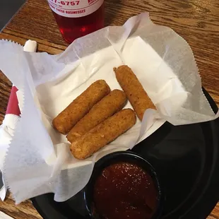 Mozzarella sticks with marinara sauce. Excellent and came very quickly.