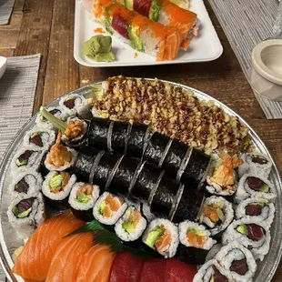 2 Boston (tuna) maki, 2 fried shrimp maki, 2 rainbow maki, 2 salmon maki, 1 Alaskan and several sashimi pieces.