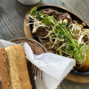 Baguette and beef skillet (Bo Ne)