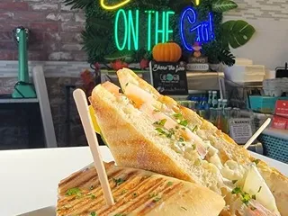 Bocado: Un Petit Bistro