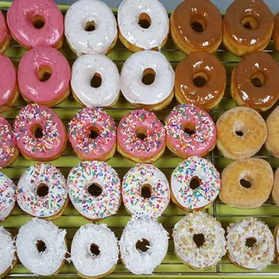 Icing donuts/maple, strawberry, vanilla, cinnamon sugar,