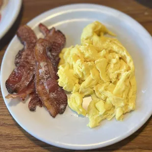 Scrambled eggs with bacon