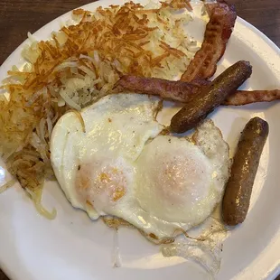 a plate of breakfast foods