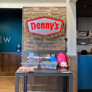 30 minutes for a table. Gal is hostess, cashier, Grub Hub order pick up lady , drive thru person, and phone order person.