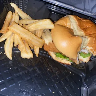 Esta hamburguesa de dos chicken strips  12 dollars y creo q se pasan con dar tan poquitas papas