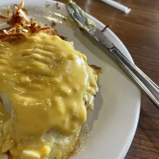 Fried egg with lumpy hollandaise. What a joke to actually charge for this garbage.