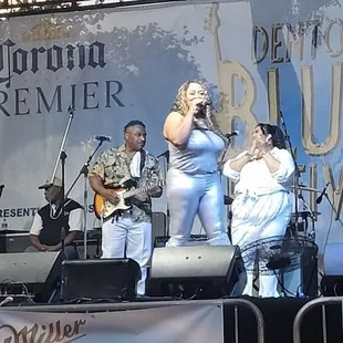 The Shainette Hyter Band is playing mellow blues.