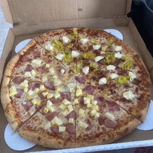 1/2 Hawiian 1/2 CHEESE Cream Cheesman Deep Dish CHEEZE MAN! very very good