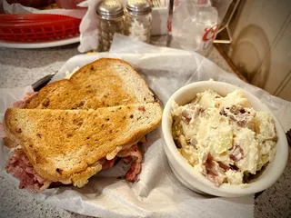 Daniels Restaurant & Bar