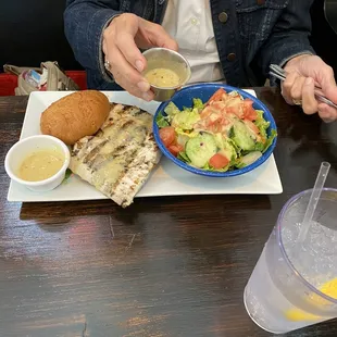 Mahi Sándwich (GF bun) with side salad