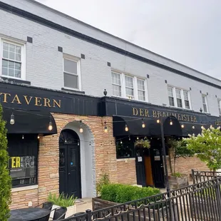 the outside of a restaurant