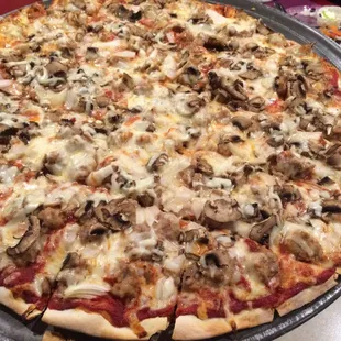 Thin crust is amazing! Sauce is excellent!