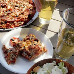 Meats pizza with mushrooms and olives added.