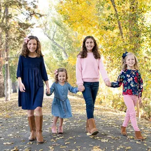 Sibling photography in Fall leaves
