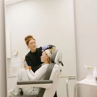 Discover the perfect skincare routine for you with our free consultation. Schedule yours now!