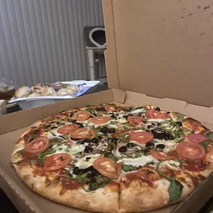 Veggie deluxe pizza