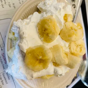 a plate of bananas and whipped cream