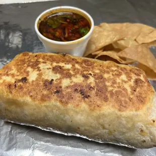 Burrito de birria. Con consomé