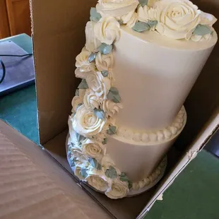 The box in which the cake was delivered. Perfect delivery!
