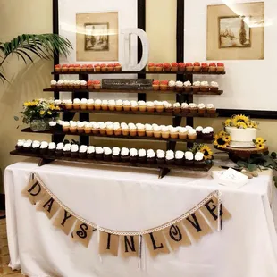 ws a display of cupcakes and cupcakes
