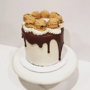 ws a white cake with chocolate icing and cookies on top