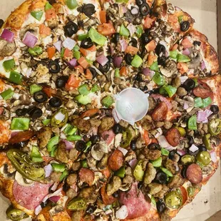 Combo veggie large pizza plenty of fresh toppings and jalapeños. It was delicious and fresh.