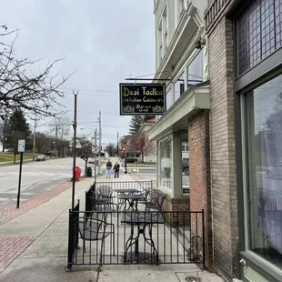 the outside of a restaurant