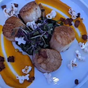 Scallops on special (made into an entree by adding two scallops). Yes, that is popcorn!!!