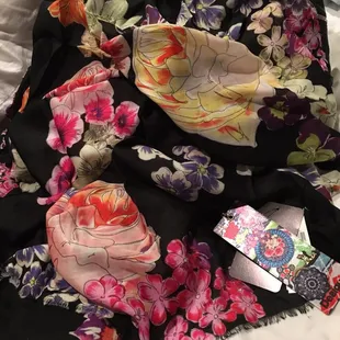 The scarf.... it's just so pretty. I'm in love