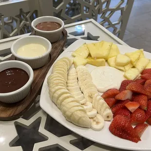 Fruits with sweet cream and three kinds of chocolate