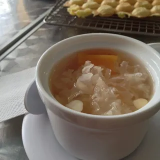 Stew White Fungus Papaya Soup