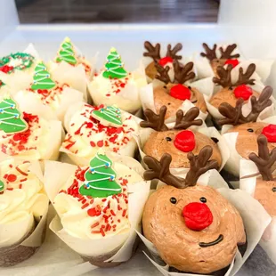 reindeer cupcakes with frosting and sprinkles