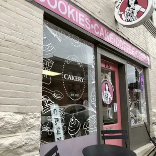the outside of a bakery
