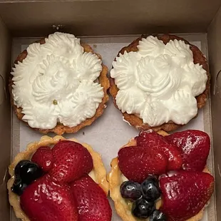 Banana cream &amp; Fruit tarts