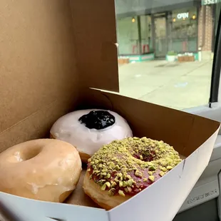 Raspberry pistachio, blueberry cream and lemon something. All were fantastic!