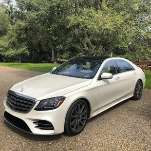 Wine tour like a VIP w/ this gorgeous Mercedes Benz