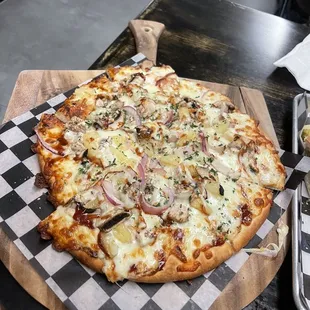 Torino Pizza - no bacon - add pineapple &amp; light bbq sauce drizzle