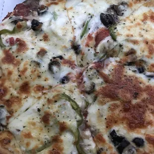 The delicious vegetable pizza  deep dish
