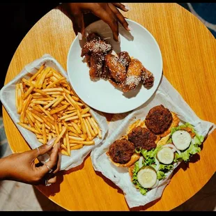 food, chicken wings and fried chicken
