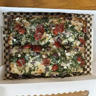 Taste the goodness of this delicious deep dish Detroit pizza the crust on the outside is amazing got the whole pizza in classy box mmm