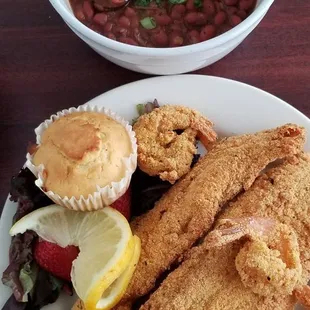 The food is delicious. The catfish and shrimp were perfect for me. Everything was to my liking.